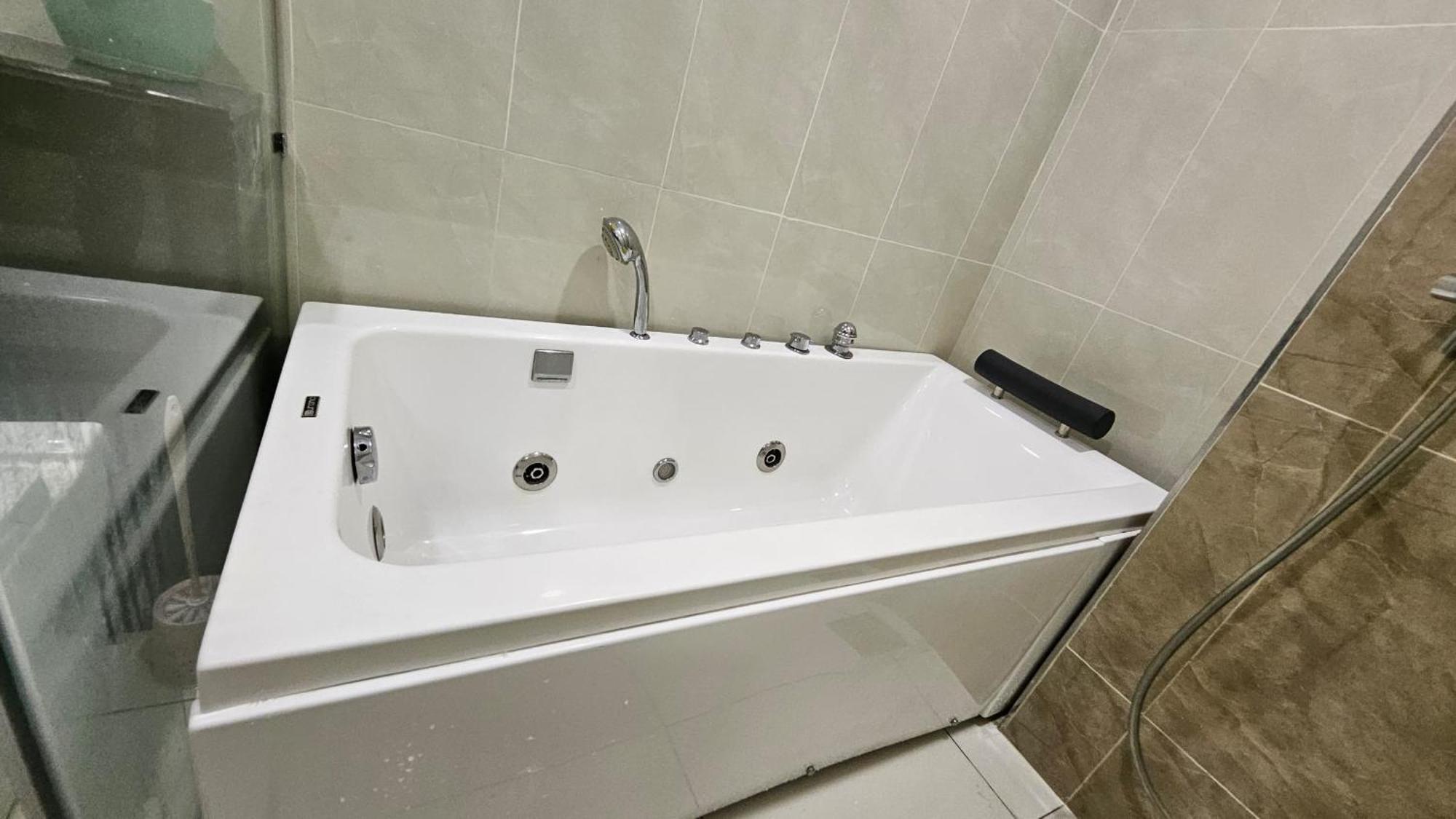 Paragon Suites Studios With Private Jacuzzi Near Ciq Rts Джохор Бахру Екстериор снимка
