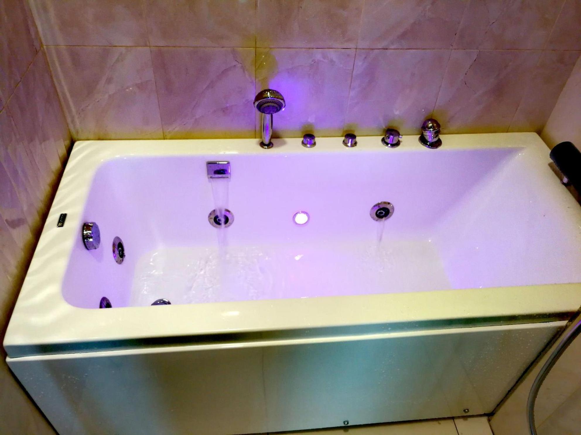 Paragon Suites Studios With Private Jacuzzi Near Ciq Rts Джохор Бахру Екстериор снимка