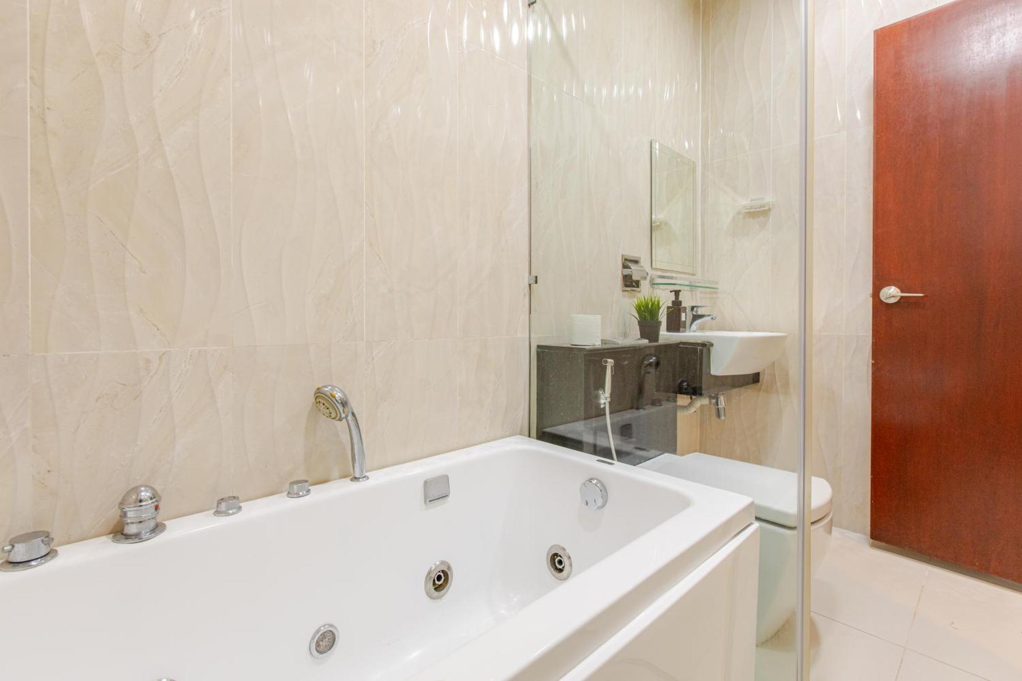 Paragon Suites Studios With Private Jacuzzi Near Ciq Rts Джохор Бахру Екстериор снимка